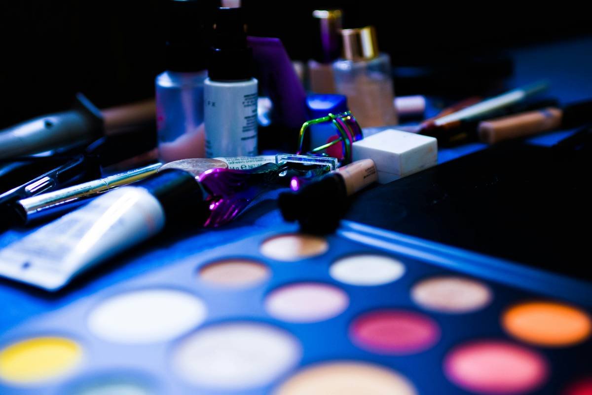 Comparison chart of professional vs. consumer-grade SFX makeup products showing durability, skin safety, and realism ratings