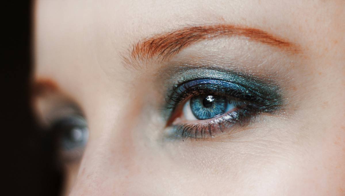Comparison chart of theatrical makeup types: greasepaint, cream, alcohol-activated, and water-based showing wear time, flexibility, and heat resistance ratings