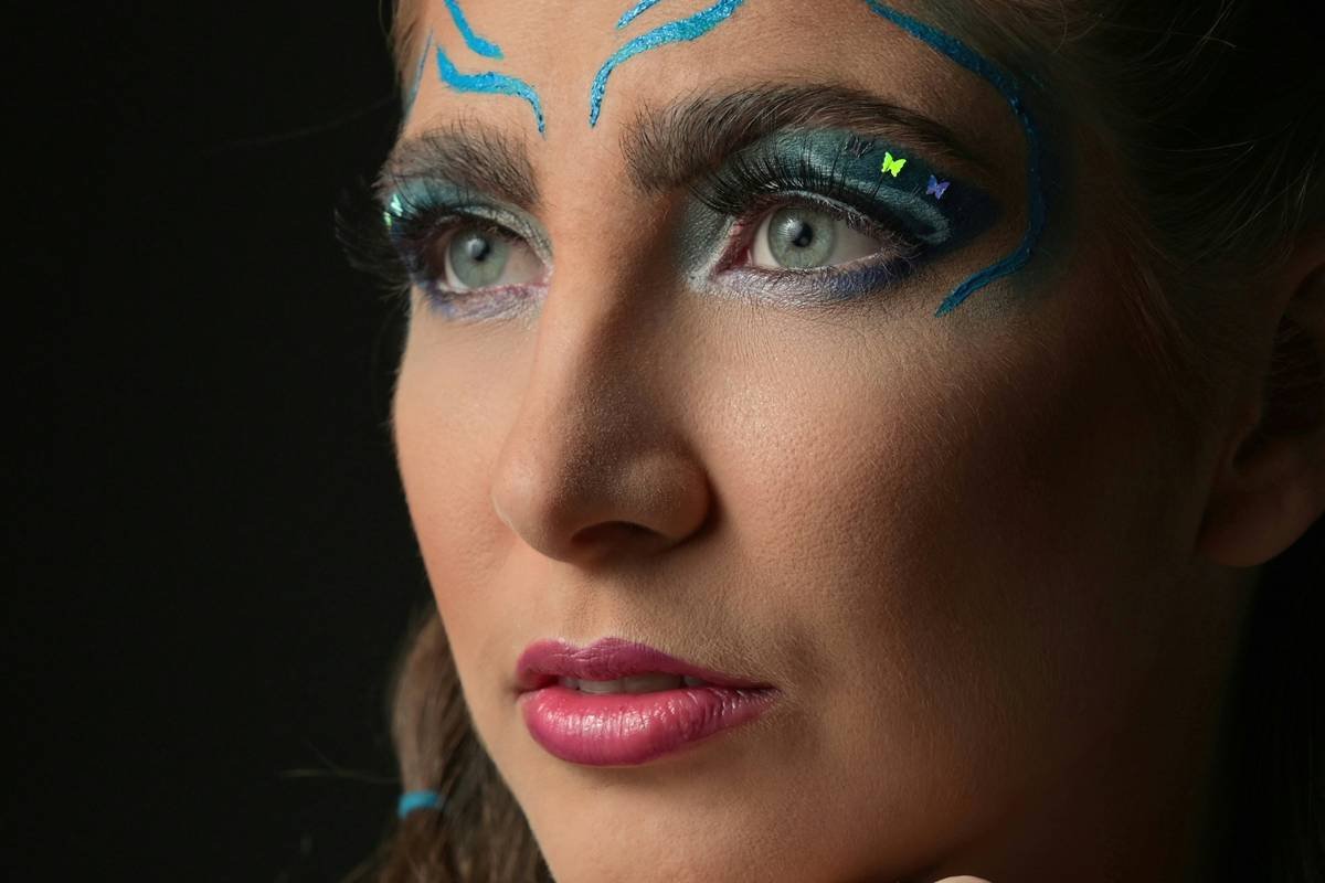 Infographic showing the 5 stages of special effects makeup: skin prep, appliance application, blending, coloring, sealing