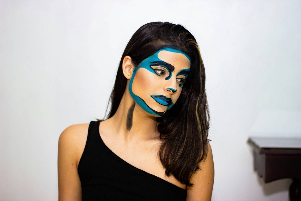 Comparison chart showing safe vs unsafe materials for performance art makeup: medical-grade silicone vs cheap latex, alcohol-free removers vs acetone-based wipes, non-comedogenic pigments vs standard face paint