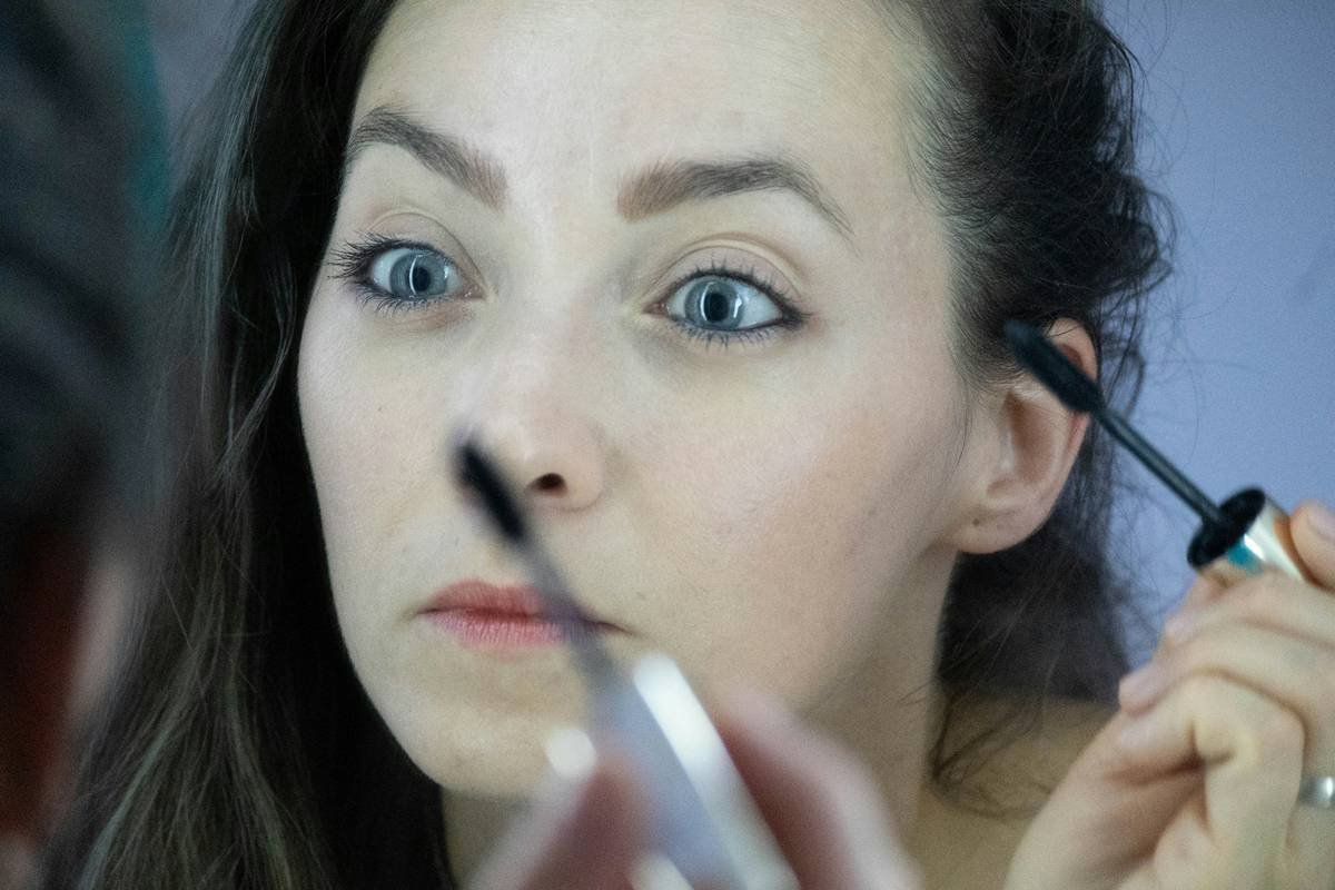 Infographic showing key differences between beauty makeup and performance art makeup: longevity needs, product types, color saturation, and lighting considerations