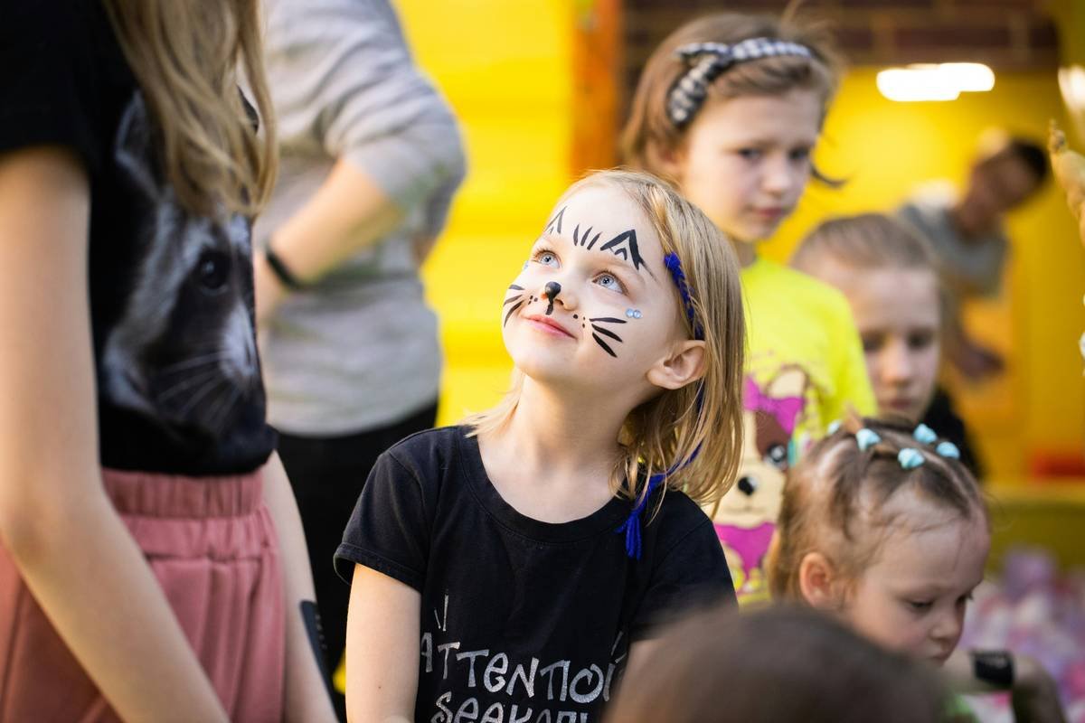 Performance Makeup for Kids: Safe, Stunning & Stage-Ready Looks That Won’t Melt Under the Spotlight